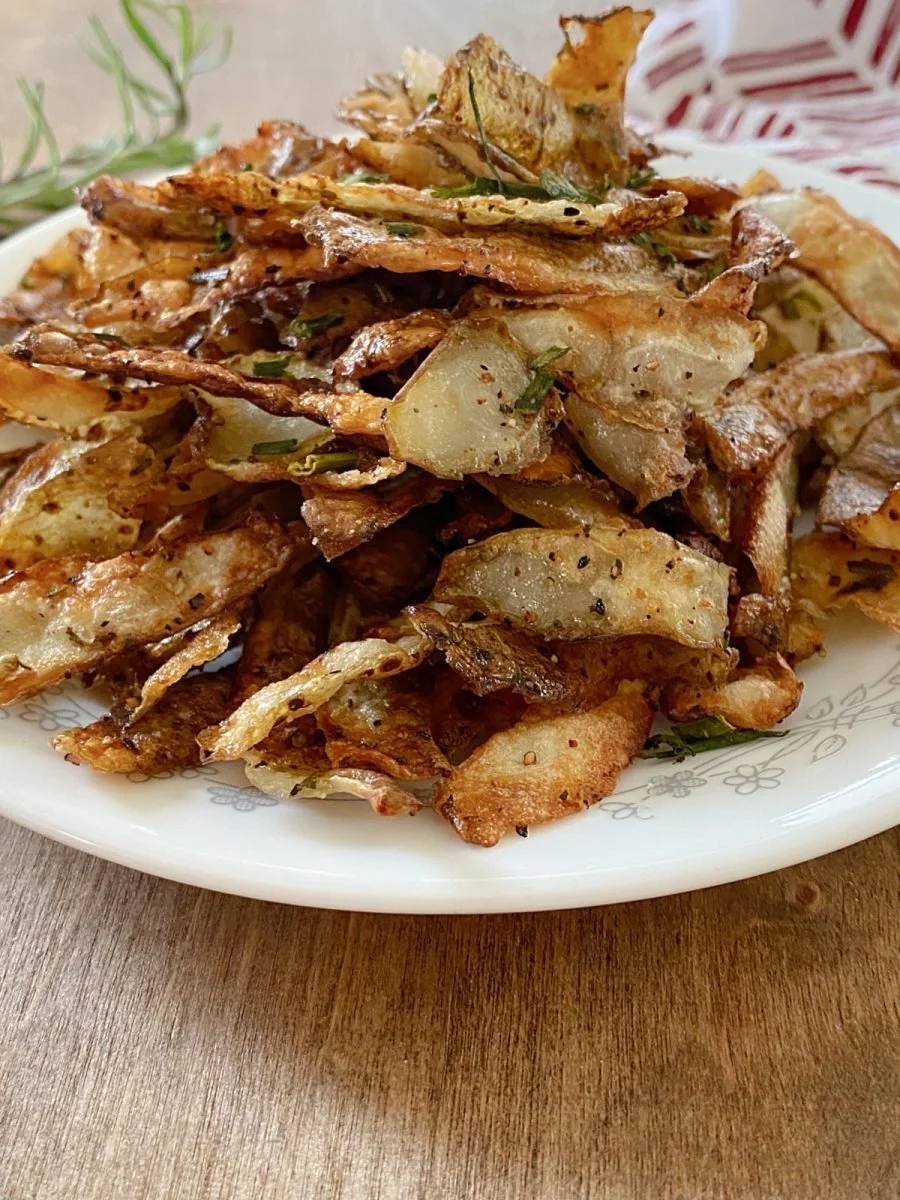 Delicious rosemary roasted potatoes with crispy peelings