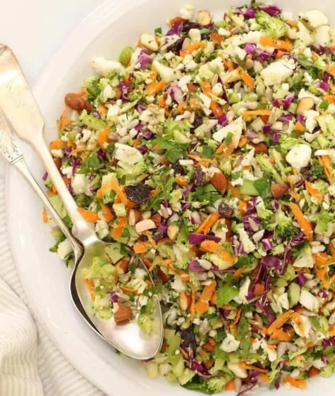 Crunchy detox salad featuring fresh vegetables and vibrant ingredients.