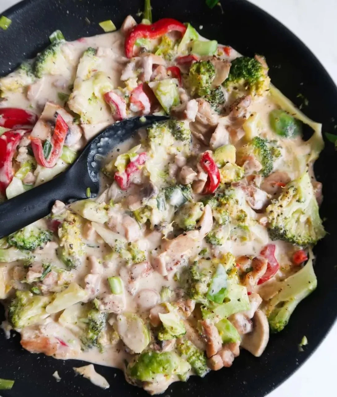 Creamy keto chicken with vegetables served on a plate
