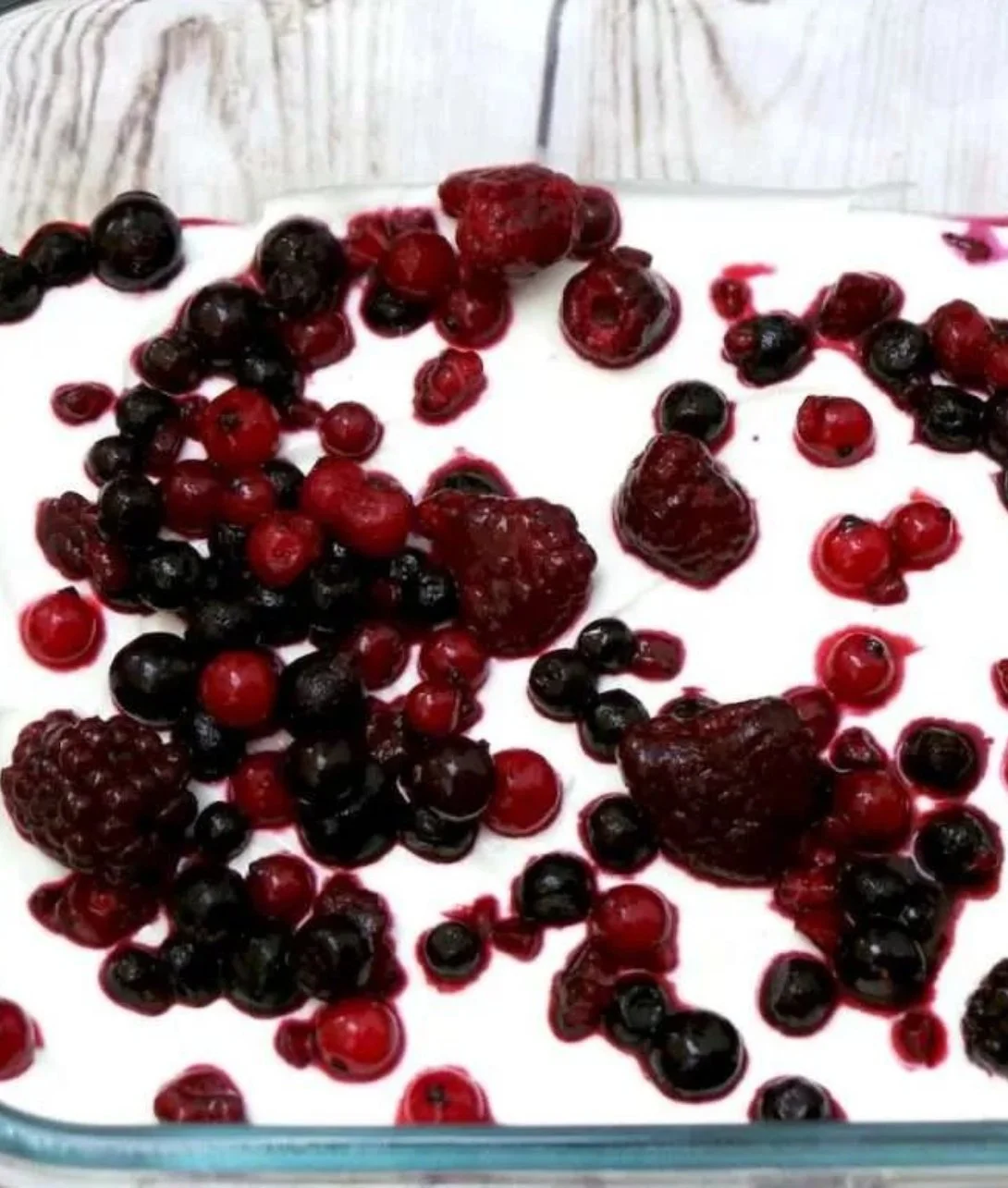 Slice of easy low-carb cheesecake on a plate garnished with fresh berries